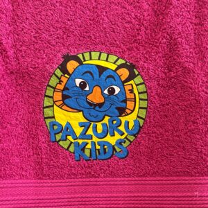 Kuscheliges Handtuch mit PAZURU Kids Logo in pink