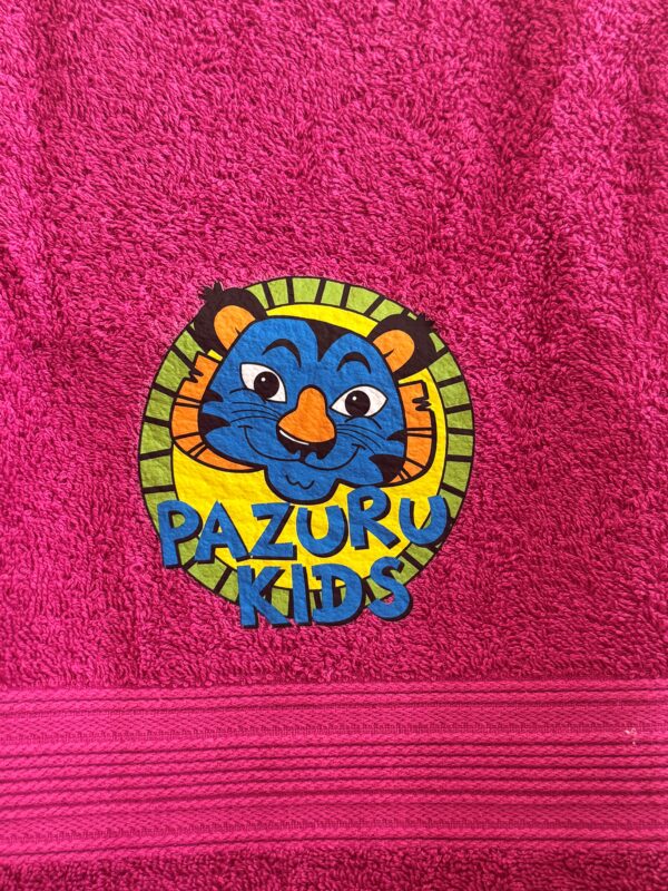 Kuscheliges Handtuch mit PAZURU Kids Logo in pink